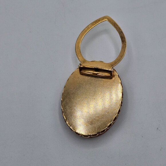 Vintage Carved Cameo Victorian Style Gold-Tone Scallopped Edge Frame Scarf Clip - Picture 6 of 8